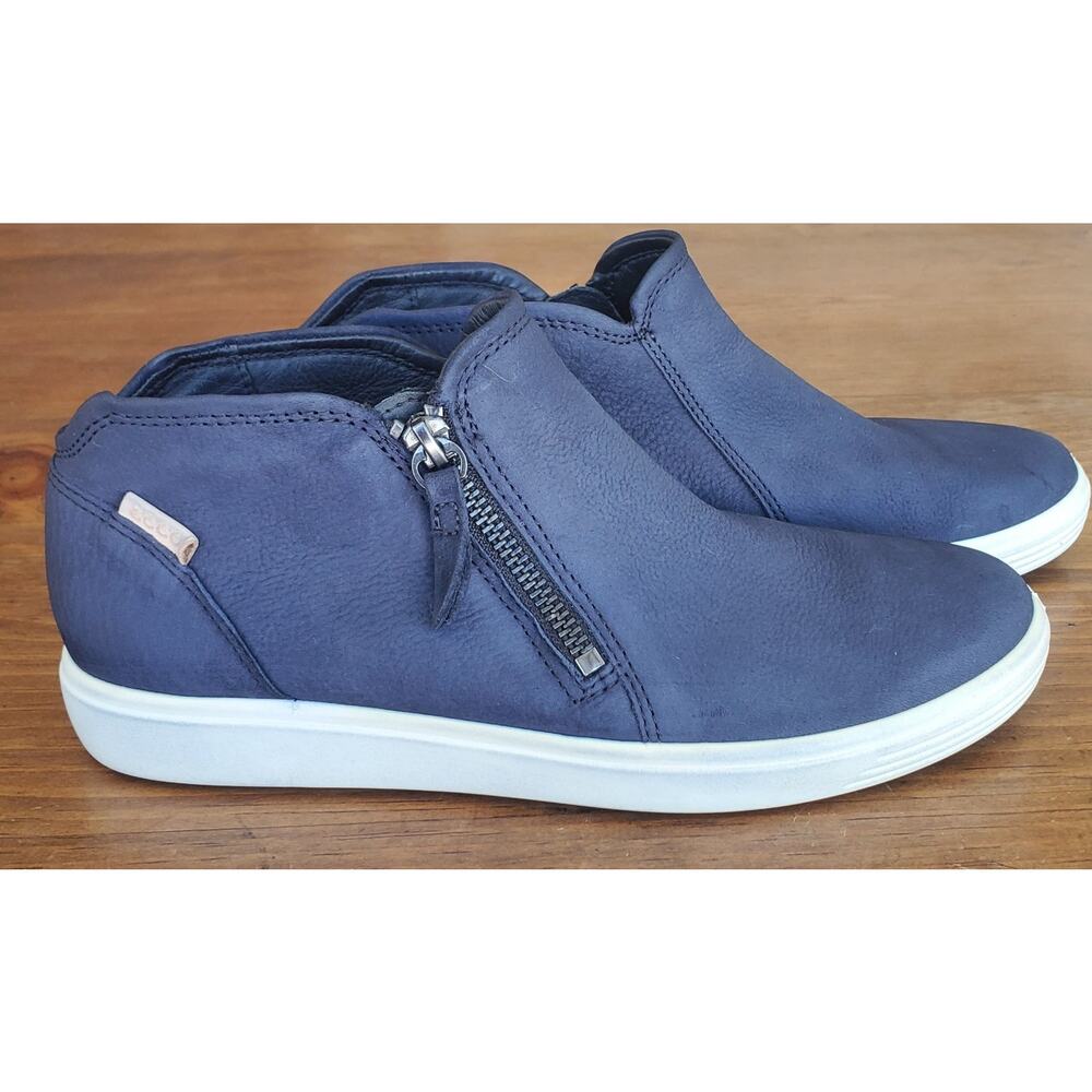 ECCO Women's Soft 7 Low Bootie, Nubuck Leather Marine Size 7